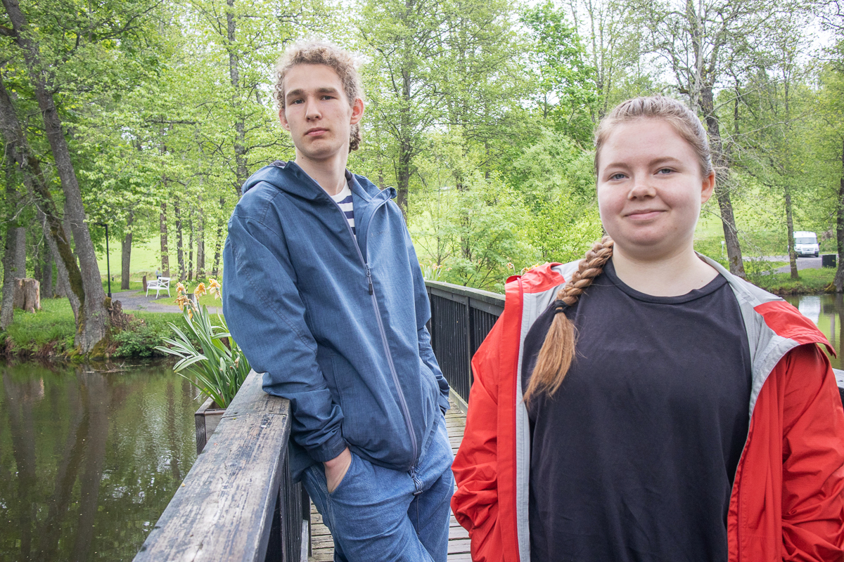 Kallion Ilmaisutaidon 18-vuotiaidenabiturienttien Olli Laitinen ja Roosa Sintonen kokivat oppineensa reissulla hyvin yksityiskohtaisia ja paikallisia historiatietoja.