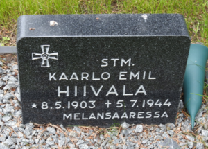 Kaarlo Hiivalan hautakivi Iin sankarihautausmaalla (Kuva Sari Vahtera/Suomen kirkkoja ja hautausmaita)